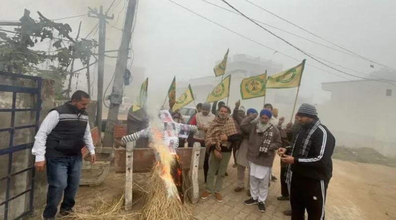 Farmer Protest: ਕਿਸਾਨਾਂ ਵੱਲੋਂ ਕੇਂਦਰ ਸਰਕਾਰ ਦੇ ਪੁਤਲੇ ਫੂਕਣ ਦਾ ਸਿਲਸਿਲਾ ਜਾਰੀ