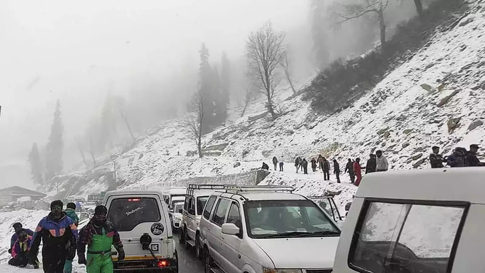 Heavy snowfall ਭਾਰੀ ਬਰਫ਼ਬਾਰੀ ਕਰਕੇ ਲਾਹੌਲ ਸਪਿਤੀ ’ਚ ਸੜਕ ਆਵਾਜਾਈ ਪ੍ਰਭਾਵਿਤ