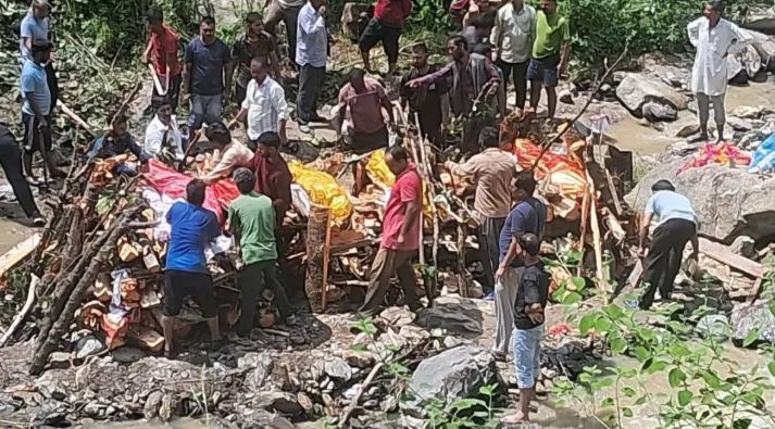 Kullu Landslide: ਇੱਕੋ ਪਰਿਵਾਰ ਦੇ 5 ਮੈਂਬਰਾਂ ਦੀ ਇਕੱਠੀ ਜਲੀ ਚਿਤਾ, ਨਮ ਹੋਈਆਂ ਅੱਖਾਂ; 5 ਤੇ 8 ਸਾਲ ਦੇ ਬੱਚਿਆਂ ਨੇ ਵੀ ਗੁਆਈਆਂ ਆਪਣੀਆਂ ਜਾਨਾਂ