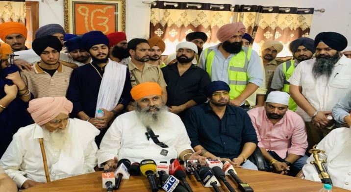 ਪੰਜਾਬੀ ਗਾਇਕ ਮਨਕੀਰਤ ਔਲਖ ਪਹੁੰਚੇ ਕਪੂਰਥਲਾ, ਆਪਣੇ ਜਨਮਦਿਨ ‘ਤੇ ਗੁਰਦੁਆਰਾ ਸ਼੍ਰੀ ਬੇਰ ਸਾਹਿਬ ਵਿਖੇ ਟੇਕਿਆ ਮੱਥਾ, ਜਵੰਦਾ ਲਈ ਕੀਤੀ ਅਰਦਾਸ