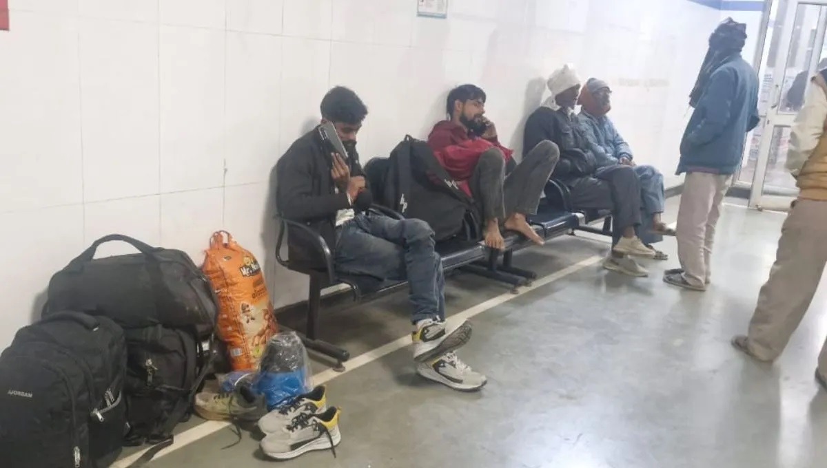 ਵੱਡਾ ਹਾਦਸਾ : ਐਕਸਪ੍ਰੈਸਵੇਅ ‘ਤੇ ਐਕਸਲ ਟੁੱਟਣ ਨਾਲ ਪਲਟੀ ਸਲੀਪਰ ਬੱਸ, 45 ਯਾਤਰੀ ਜ਼ਖ਼ਮੀ